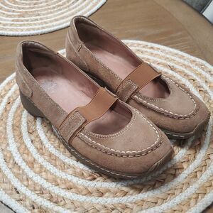 Yellow Box Apricot Leather Womans Loafers, Size 6.5